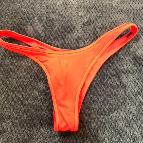 FOX
SWIM
SMALL
18% ELASTANE 82 % NYLON
MADE IN CHINA - Picture 4 of 4